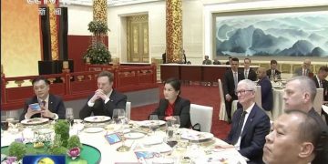 “გოგონა, რომელმაც 15 წლის ასაკში,  მიატოვა სკოლა, ორმოცი წლის შემდეგ კი, აშშ-ჩინეთის მოლაპარაკებებზე, მასკსა და კუკს შორის ზის” – დათო გოჩავა
