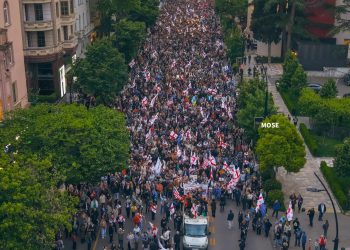 “აქცია შედგა” – აქციის მონაწილეები პარლამენტისკენ მიდიან