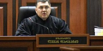 მოსამართლე ლევან დარბაიძემ ორი მოქალაქის ცემაში ბრალდებული პოლიციელების საქმის განხილვაზე უარი თქვა