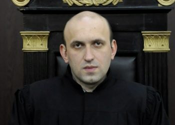 “პოლიციელებმა ათრიეს გრუნტოვან მიწაზე, ერთ–ერთმა ფეხით გამოათრია” – მოსამართლე პროცესზე
