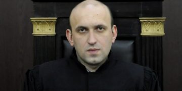 “პოლიციელებმა ათრიეს გრუნტოვან მიწაზე, ერთ–ერთმა ფეხით გამოათრია” – მოსამართლე პროცესზე