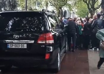 “ეს ფოტო აღწერს ყველაფერს, რადაც ვიქეცით – მეუფე შიომ მისი Land Cruiser ქაშუეთის ეკლესიასთან ტროტუარზე მიაჩერა”– რომა მახარაძე