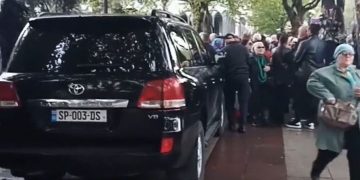 “ეს ფოტო აღწერს ყველაფერს, რადაც ვიქეცით – მეუფე შიომ მისი Land Cruiser ქაშუეთის ეკლესიასთან ტროტუარზე მიაჩერა”– რომა მახარაძე