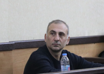 ,, ერთი ჩვენს ახალ პატრიარქს ჰკითხეთ, რატომ არ იმჩნევს არაფერს, რაც ამ ქვეყანაში ხდება?” – ალეკო ელისაშვილი მოსამართლემ დარბაზიდან გააძევა