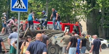 დიდუბეში სატვირთო მანქანას რკინის კონსტრუქცია დაეცა – მძღოლის გამოსაყვანად სამაშველო ოპერაცია მიმდინარეობს