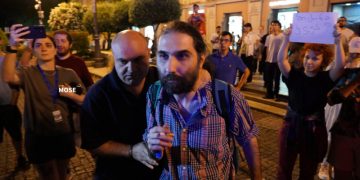 “შეურაცხმყოფელი ბანერები ეჭირათ” – გუშინ თბილისის საკრებულოსთან პოლიციამ 10 პირი დააკავა