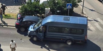 ავარია თბილისში – სამგზავრო მიკროავტობუსი მანქანას დაეჯახა