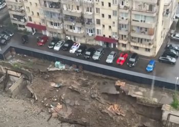 (ვიდეო) – თბილისში გზის ნაწილი ჩამოიშალა – “მოსახლეობას ავტომობილები თავად გაჰყავს ადგილიდან”