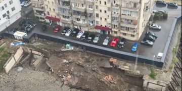 (ვიდეო) – თბილისში გზის ნაწილი ჩამოიშალა – “მოსახლეობას ავტომობილები თავად გაჰყავს ადგილიდან”