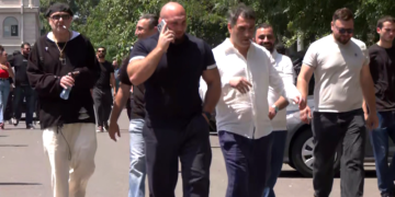ონისე ოქრიაშვილზე თავდამსხმელი სასამართლო დარბაზიდან გაათავისუფლეს