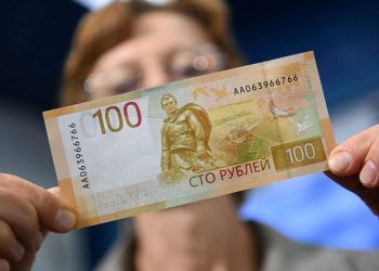 რუსებს ეშინიათ, რომ კრემლი მათ ფულს წაართმევს – “ურჩევნიათ ფული ბალიშის ქვეშ ჰქონდეთ” – მედია