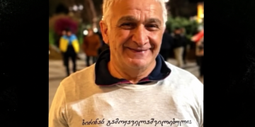 მაისურზე წარწერის გამო დაკავებულ 69 წლის პენსიონერს 15 დღიანი პატიმრობა შეეფარდა