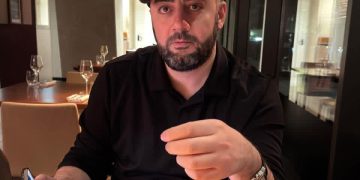 ,,მიუხედავად უამრავი უსამართლობისა და სიბინძურისა, რაც ზოგიერთი ყოფილი „მეგობრის“ მხრიდან ვიხილეთ, ირაკლი თავს მხოლოდ  “აუცილებელი მოგერიების ფარგლებში” დაიცავს …“ – ალექსანდრე თამაზაშვილი