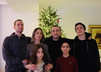,, სააკაშვილს არ მოქცევიხართ ასე, დღეში შვიდჯერ შედიოდნენ სტუმრები, შეყვარებულები… ღარიბაშვილმა რა ჩაიდინა ასეთი?!” – ილია ჩაჩიბაია