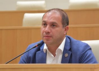გივი მიქანაძის მტკიცებით, მოსწავლეებს გაკვეთილზე მობილურის გამოყენების უფლება ჰქონდათ