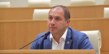 გივი მიქანაძის მტკიცებით, მოსწავლეებს გაკვეთილზე მობილურის გამოყენების უფლება ჰქონდათ