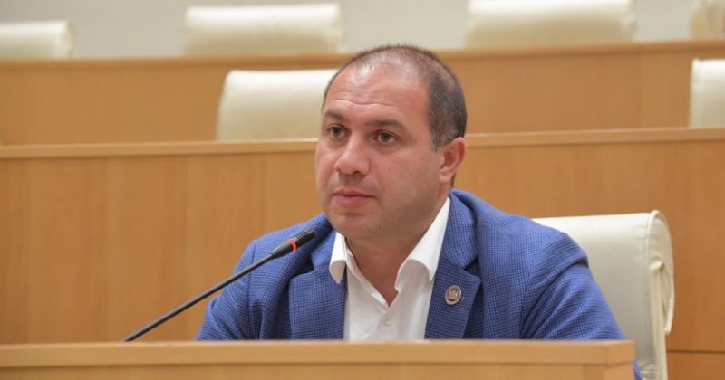 გივი მიქანაძის მტკიცებით, მოსწავლეებს გაკვეთილზე მობილურის გამოყენების უფლება ჰქონდათ