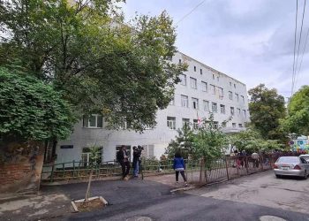 “თქვე მავნებლებო!” –  21-ე საჯარო სკოლასთან აქცია დაანონსდა 