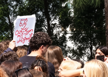 მოსწავლეების მშობლები 21-ე სკოლისთვის ალტერნატიული ექსპერტიზის ჩატარებას ითხოვენ