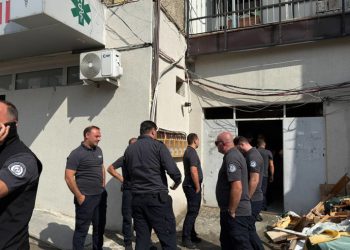 რუსთავში მარტოხელა დედას სამი შვილით ბინიდან ასახლებენ – ადგილზე აღსრულების პოლიციაა მობილიზებული