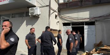 რუსთავში მარტოხელა დედას სამი შვილით ბინიდან ასახლებენ – ადგილზე აღსრულების პოლიციაა მობილიზებული