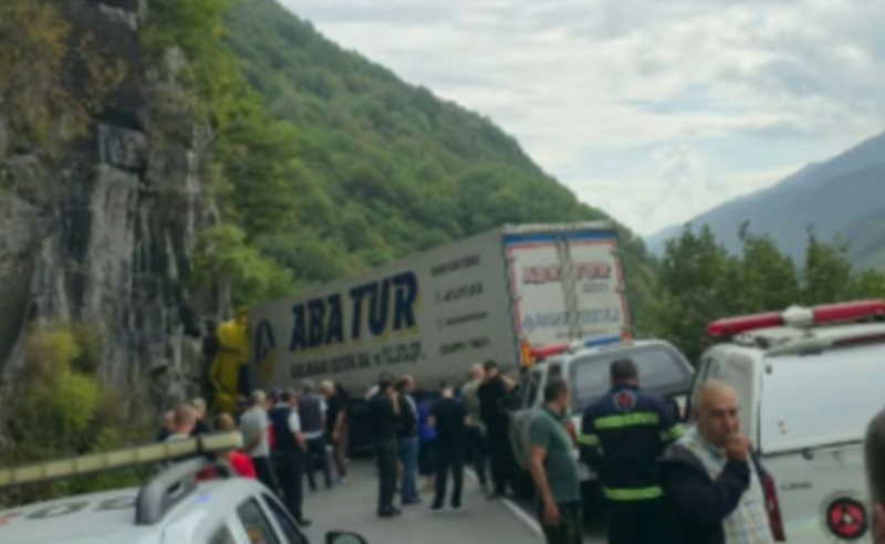 გუდაურში სატვირთო კლდეს შეეჯახა – არიან დაშავებულები