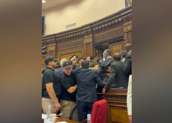 სომხეთის პარლამენტში დეპუტატებს შორის დაპირისპირება ფიზიკურ შეხლა-შემოხლაში გადაიზარდა