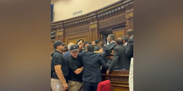 სომხეთის პარლამენტში დეპუტატებს შორის დაპირისპირება ფიზიკურ შეხლა-შემოხლაში გადაიზარდა