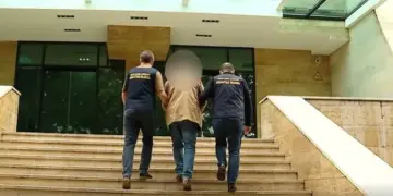 თაღლითობის ბრალდებით ადვოკატი დააკავეს – მან მსჯავრდებულის დას 10 000 ლარი მოსთხოვა და დაჰპირდა, თითქოს შსს-ის თანამშრომლები ფულის სანაცვლოდ მისი ძმისთვის საპროცესო შეთანხმების გაფორმების საკითხს მოაგვარებდნენ