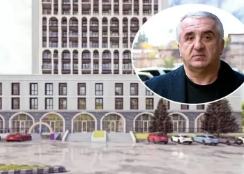 “ყველაფერი გააქვს საქართველოდან, მხოლოდ სახლს იტოვებს“ – ვალერი გელაშვილი ხაშურში ბიზნესს ჰყიდის, მათ შორის მშენებარე კომპლექსს: რა დეტალებს წერს ადგილობრივი მედია