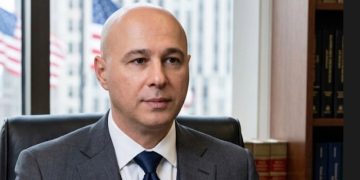 “აფთიაქში ვარ ბრუკლინში, – ვიღაც დაჟინებით მიყურებს და თან ტელეფონით მიღებს!” – გია ხუროშვილი