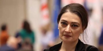 “დაოკდით, სანამ “თქვენც” არ დაიწყეთ ღარიბაშვილივით ციხიდან წერილების წერა. თქვენი მოპარული მილიონების და ფულის გათეთრების შესახებაც იცის ივანიშვილმა” – თაკო ჩარკვიანი