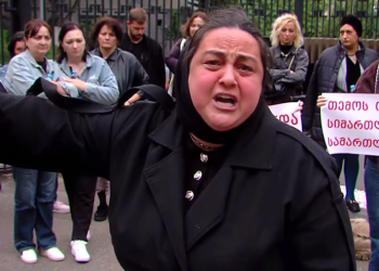 “ნაცემი ჩააყუდეს სახით წყალში” – მოკლული 23 წლის სტიქაროსნის დედა პოლიციელთა დასჯას ითხოვს